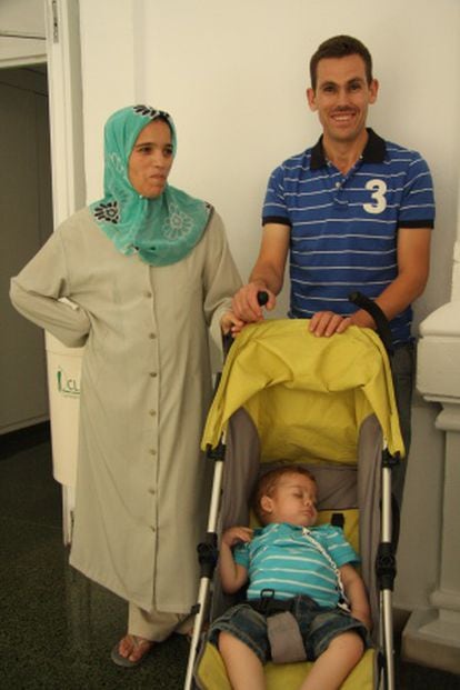 Los padres de Ilias Ben Mouh, el bebé de 20 meses al que se le ha trasplantado un riñón en el Clínic de Barcelona.