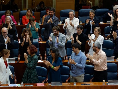 La portavoz de Más Madrid, Mónica García, recibe los aplausos de sus compañeros de partido tras intervenir en la segunda sesión del debate del estado de la región en la Asamblea de Madrid, este martes.