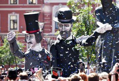 Marionetas gigantes de Nikolai Gogol y Fiódor Dostoievsky (derecha) en las celebraciones del día dedicado al autor de 'Crimen y castigo', en San Petersburgo.
