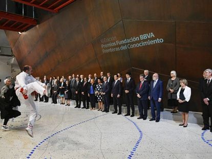 Aurresku de honor a los galardonados, previo a la ceremonia de entrega de los Premios Fronteras. 