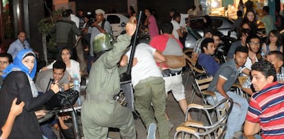 Un policía carga contra participantes en las protestas del 2 de agosto en Marruecos contra el indulto del pederasta español.