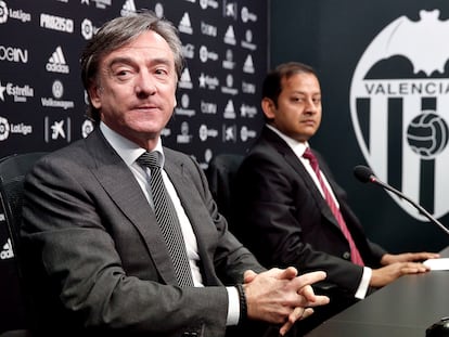 García Pitarch, en primer plano, durante su época como director deportivo del Valencia.