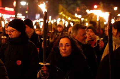 Manifestantes protestan con antorchas contra la reforma de las pensiones, el 23 de enero en París.