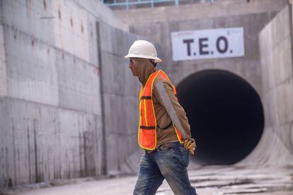 Un trabajador en las instalaciones del Túnel Emisor Oriente (TEO) durante su construcción en 2019.