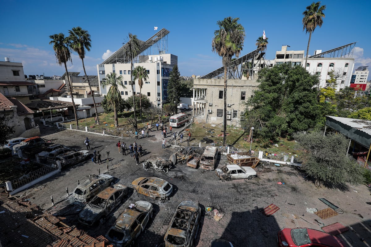 Una matanza multitudinaria sin un autor claro: lo que se sabe (y lo que no) del ataque al hospital de Gaza | Internacional