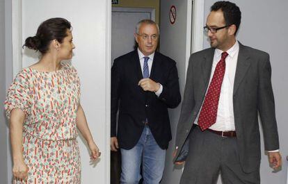 Pachi Vázquez con los diputados Laura Seara y Antonio Hernando