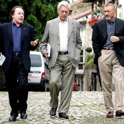 Vargas Llosa (en el centro), pasea por Santillana del Mar flanqueado por Javier Marías (a la izquierda en la imagen) y Arturo Pérez-Reverte (a la derecha)