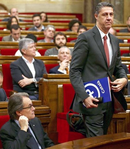 El diputado del PPC, Xavier García Albiol, se dirige a la tribuna ante el presidente de la Generalitat en Funciones, Artur Mas, para iniciar su intervención ante el pleno del Parlament .