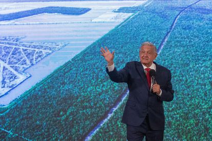 El presidente, Andrés Manuel López Obrador, presenta los avances del Tren Maya en una conferencia de prensa, el 2 de mayo de 2022.