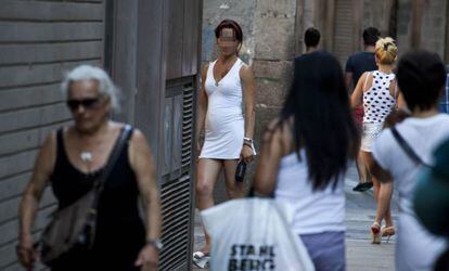 Una trabajadora sexual, en una de las calles del centro de Barcelona