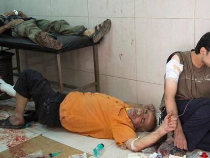 Civiles heridos, este s&aacute;bado en una cl&iacute;nica de emergencia en Alepo. 