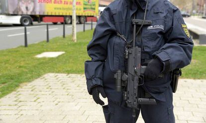 Un agente de la policía alemana realiza labores de vigilancia en Mannheim el pasado marzo.