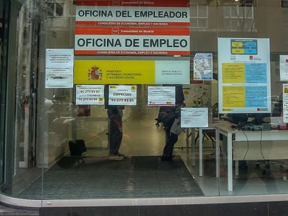 Una persona pasa por delante de una Oficina de Empleo, en Madrid, el pasado 28 de enero.