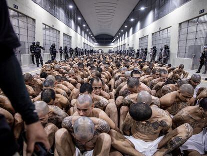Prisioneros en el Centro de Confinamiento del Terrorismo en Tecoluca (El Salvador) el pasado 15 de marzo.