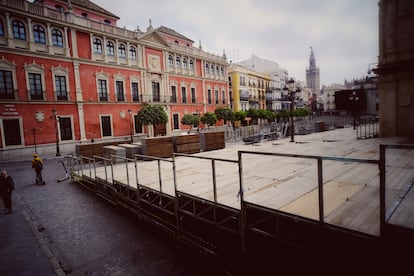 Los palcos de la carrera oficial de la Semana Santa de Sevilla a la altura del Ayuntamiento.