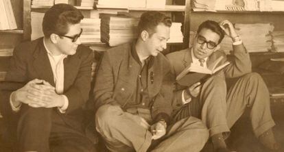 Jos&eacute; Emilio Pacheco (i) junto con Sergio Pitol (c) y CarlosMonsiv&aacute;is, en 1959. 