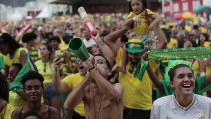 Aficionados brasileños animaban el lunes a su selección en Río de Janeiro durante el partido contra Corea del Sur.