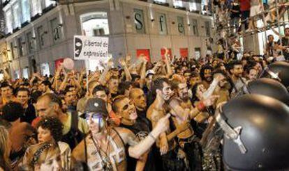 Los indignados protestan en la calle Preciados ante el cordón policial activado en la Puerta del Sol.