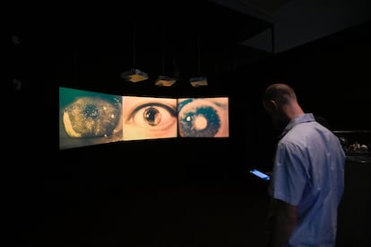 Una persona observa una de las obras de la inauguración de una exposición sobre inteligencia artificial en A Coruña.