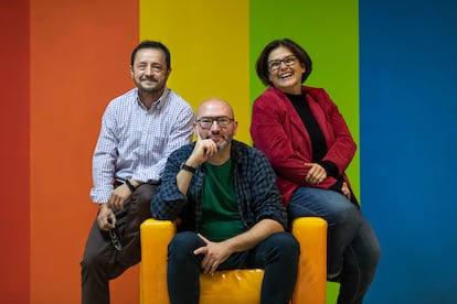De izquierda a derecha, Àlec Casanova, Ximo Cádiz y Luisa Notario, coordinadores históricos de Lambda, en la sede del colectivo en Valencia.