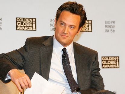 FILE PHOTO: Actor Matthew Perry waits to announce the nominations for the Golden Globe Awards during a news conference in Beverly Hills, California, December 14, 2006.  REUTERS/Fred Prouser/File Photo