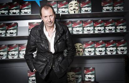 David Lloyd, envuelto en las portadas de su V de Vendetta.