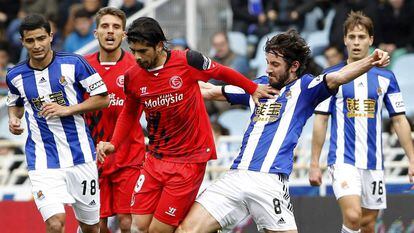 Granero disputa el bal&oacute;n con Banega.