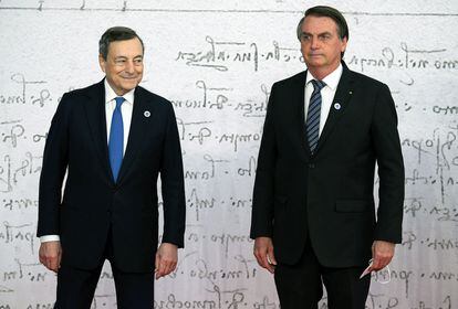 Mario Draghi recibe al presidente brasileño Jair Bolsonaro a su llegada a la cumbre del G-20, en Roma (Italia).