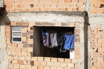 En Paraisópolis, la segunda mayor favela de São Paulo, viven más de 100.000 personas, muchas de ellas en situación precaria y sin acceso a servicios básicos.