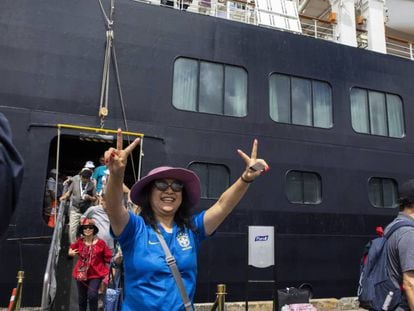 Los pasajeros del crucero 'MS Westerdam' desembarcan en Sihanoukville (Camboya). En vídeo, comparecencia del portavoz de la Comisión Nacional china de Salud.