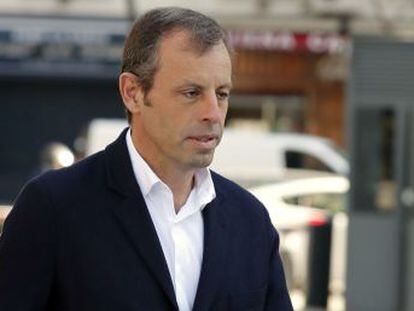 El tribunal exonera al expresidente del Barça al considerar que no se han probado los delitos de blanqueo y organización criminal de que le acusaba la Fiscalía