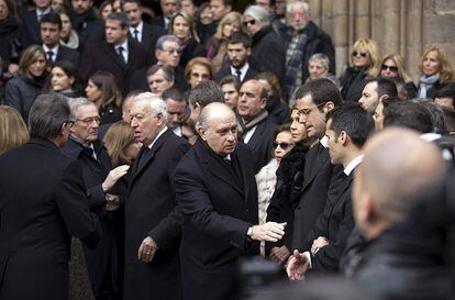 El ministre de l'Interior, Jorge Fernández Díaz (centre) saluda els fills del difunt a la sortida de la barcelonina basílica de la Concepció després del funeral per l'editor José Manuel Lara Bosch.