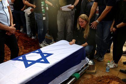 Funeral por Eytam Magini, de 27 años, muerto en el atentado de Tel Aviv del día 7, el lunes en Kfar Saba, (Israel).