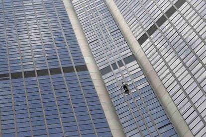 El escalador francés, Alain Robert, conocido como 'Spiderman', escala la parisina torre Montparnasse, de 210 metros de altura.