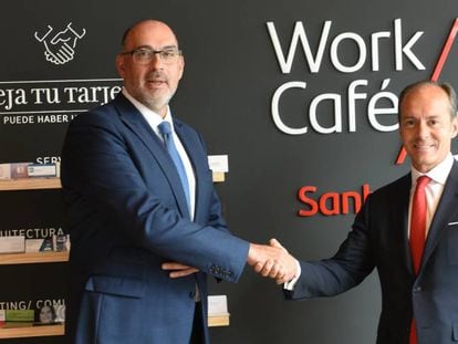 El presidente de Telefónica de España, Emilio Gayo, con el consejero delegado de Santander España, Rami Aboukhair, en el Work Café.
