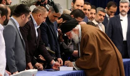 El líder supremo iraní Ali Jamenei llega a depositar su voto, el pasado 21 de febrero.