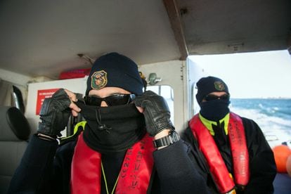 Dos miembros del Servicio de Vigilancia Aduanera se preparan para salir a patrullar a bordo del Milano II, uno de los barcos que este cuerpo utiliza para controlar el Estrecho y el río Guadalquivir.