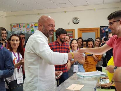 El candidato de Unidas Podemos a la presidencia de Castilla-La Mancha, José García Molina, ejerciendo su derecho al voto en Talavera de la Reina. En vídeo, dimite en bloque la dirección del partido local.