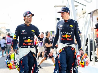 El piloto mexicano Checo Pérez junto al neerlandés Max Verstappen, durante la semana de pruebas en Baréin.