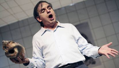 Héctor Manrique, en un momento de la representación de 'Sangre en el diván'.