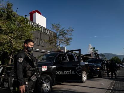 Elementos de la policía estatal de Jalisco resguardan el Bar Distrito 5 de Puerto Vallarta, Jalisco.