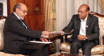 El primer ministro de Túnez, el islamista Hamadi Jebali, muestra, el martes, la lista de su primer Gobierno al presidente de la República, Moncef Marzouki.