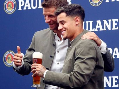 Phil Coutinho con Thomas Müller en la Oktoberfest.