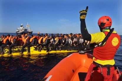 Mediterráneo, a unas 13 millas de la costa de Libia. N 33º 04, 361’. O 12º 42, 468’. El equipo de rescate a bordo de 'Teresa' llega al segundo grupo de personas detectadas. La otra embarcación rápida de Proactiva Open Arms, 'Clara', había llegado unos momento antes y había repartido algunas chalecos salvavidas. Los rescatadores piden a los migrantes que mantengan la calma para evitar que la embarcación se vuelque. Una de las barcas lleva el nombre de 'Teresa' en honor a una mujer que en su entierro pidió que, en vez comprar flores, los asistentes hicieran una donación a Proactiva Open Arms.