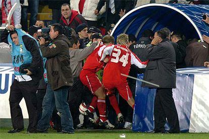 Los suizos Spycher y Behrami corren a refugiarse de los objetos lanzados por el público de Estambul.