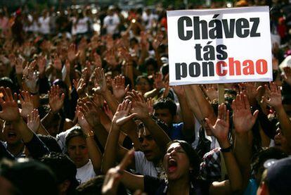 Estudiantes universitarios se manifiestan en contra de Chávez, al que la pancarta define como "acabado".