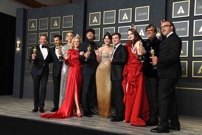Los actores y productores de 'CODA' posan ante los medios gráficos con su Oscar a mejor película.
