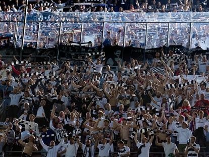 Los aficionados alemanes del Eintracht, con una presencia masiva en las gradas del Camp Nou, celebran el pase de su equipo.
