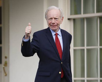 Joe Lieberman, exsenador de Connecticut, al abandonar la Casa Blanca este mi&eacute;rcoles.