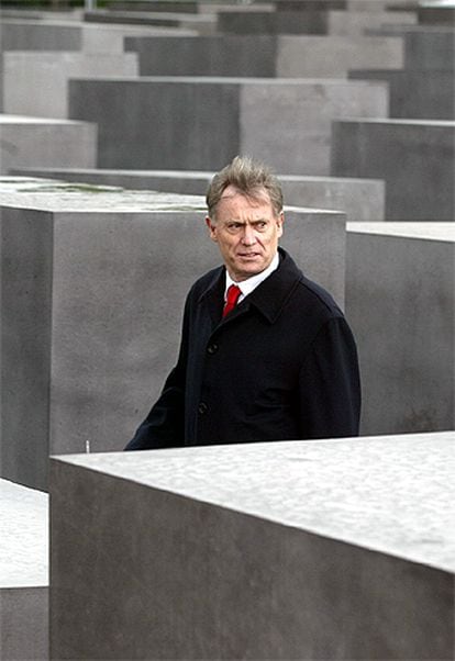 El presidente alemán, Horst Koehler, entre el laberinto de bloques de cemento ideados por el arquitecto Peter Eisenman.